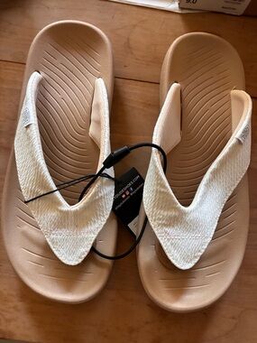 Hey Dude Women’s Cream and Tan Flip Flop Sandals Sz 9